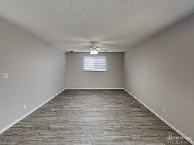Building Photo - 1121 W 12th Pl
