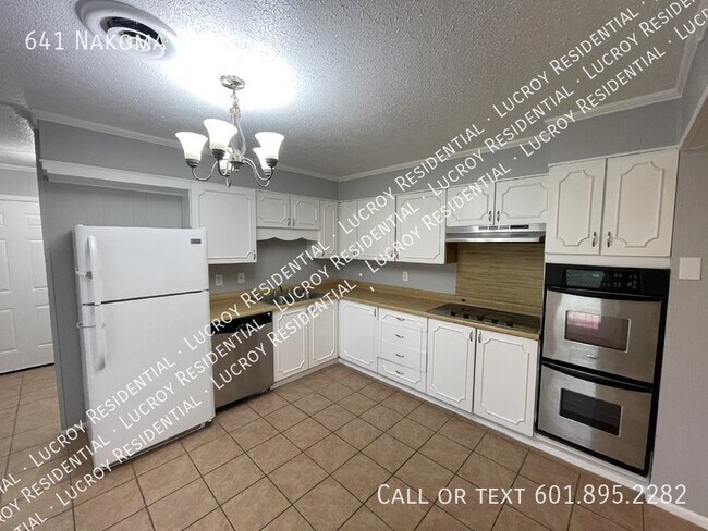 Foto del edificio - Updated 4-Bedroom Home with 2 Full Baths i...
