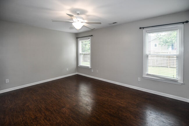Building Photo - 235 Albany Dr NE