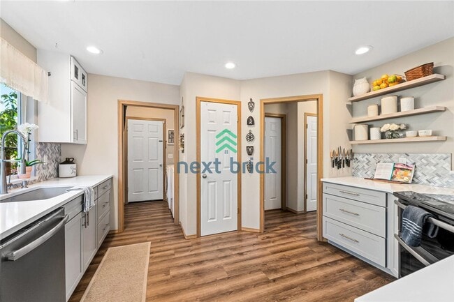 Building Photo - 4 BED & 2.5 SINGLE FAMILY HOUSE FOR RENT