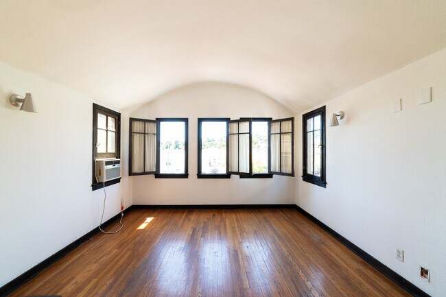 Foto del edificio - 836 Silverlake Blvd-