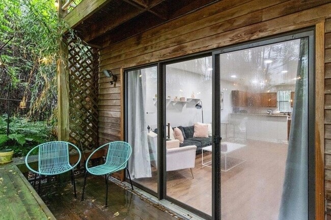 Building Photo - 2 Bedroom 1.5 Bath Townhome AVAILABLE NOW