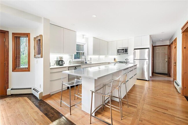 Building Photo - 11 Sylvan St