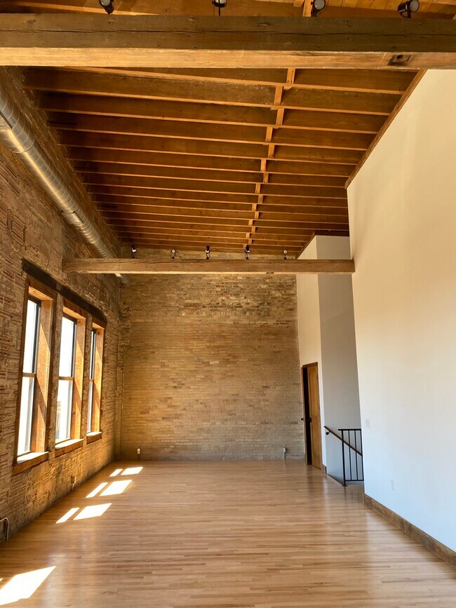 Building Photo - 403 Main St