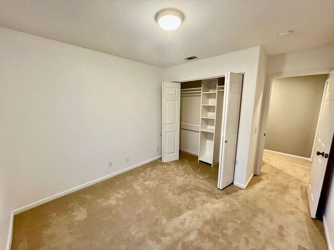 Foto del edificio - Welcome to this beautiful 3-bedroom, 2-bathroom condo in the desirable Avalon at Eagles Crossing