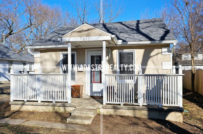 Primary Photo - Charming 2 Bedroom Waldo Home-Available NOW!!