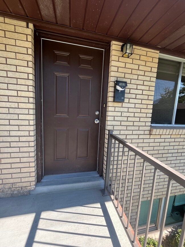 Building Photo - 162 N 400 E
