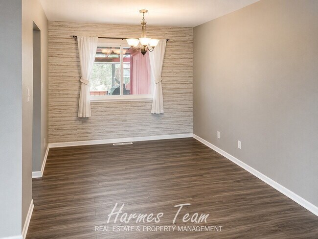 Foto del edificio - Spacious 5-Bedroom Home with Large Fenced Backyard