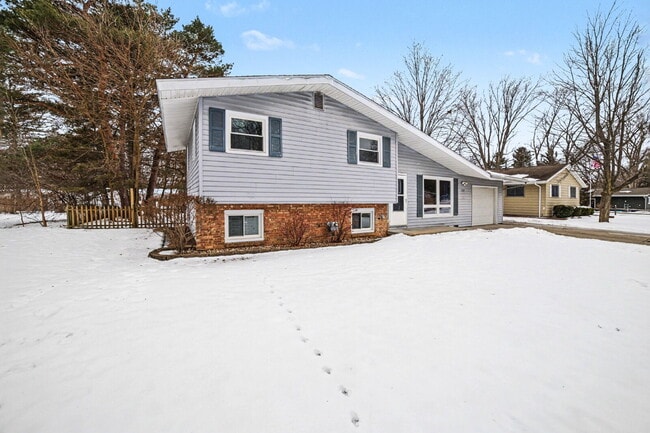 Building Photo - Updated- Well Maintained 3 bedroom Rental Home- $1650/Month