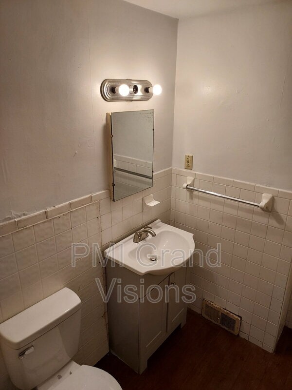 Building Photo - 623 W William St