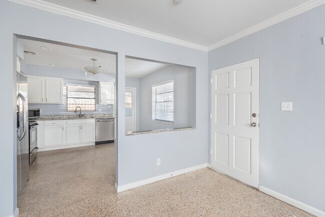 Building Photo - 216 N Himes Ave