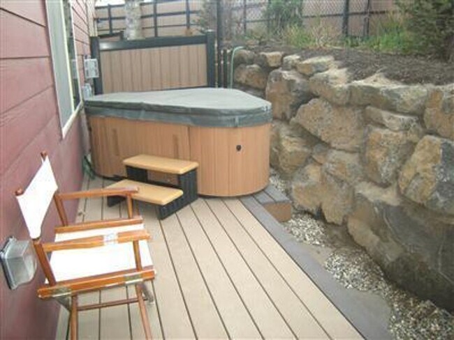 Foto del edificio - 2 story townhome close to trails!