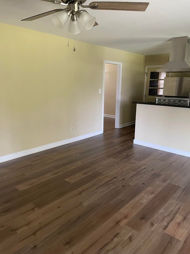 Foto del edificio - Charming Three Bedroom Brick Ranch in Colu...