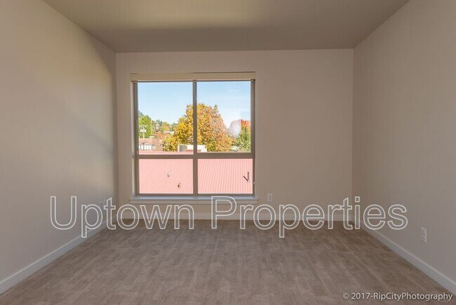 Building Photo - 5885 S Macadam Ave