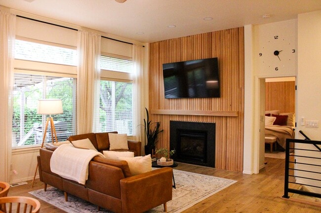Building Photo - Luxury Ranch-Style Home for Rent in SE For...