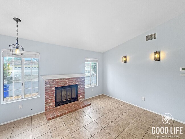 Foto del edificio - Inviting 2BD/1BA Gated Home in Vista with a 2 Car Garage, Private Yard & Community Amenities