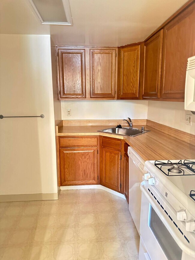 Foto del edificio - Spacious 2 bed 2 bath condo in Reston!