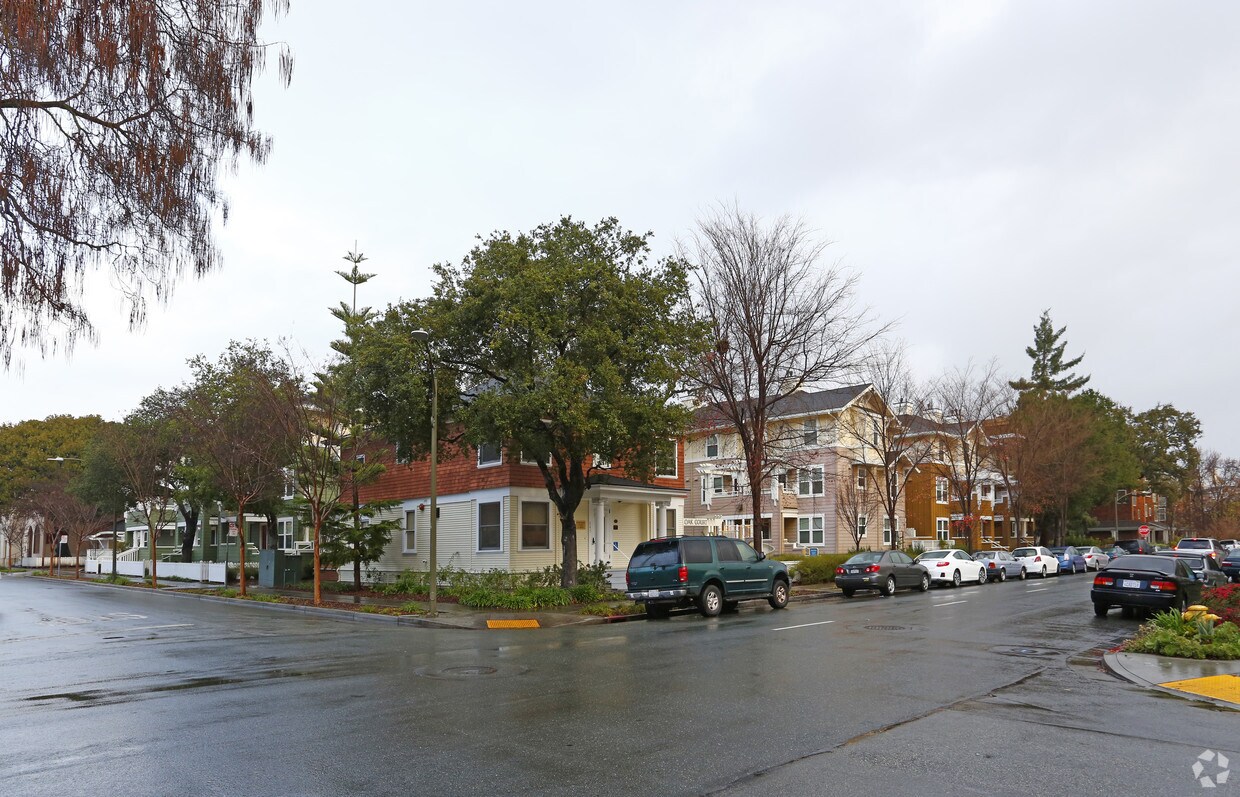 Building Photo - Oak Court Apartments