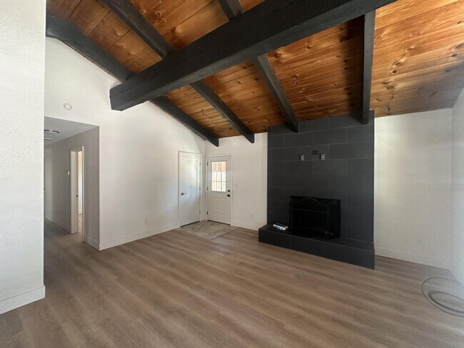 Foto del edificio - 1295 Susie Lake Rd