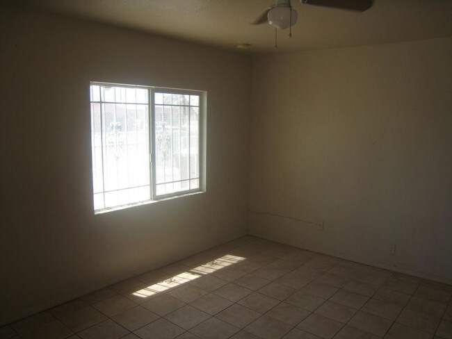 Living Room - 404 W Van Buren Ave