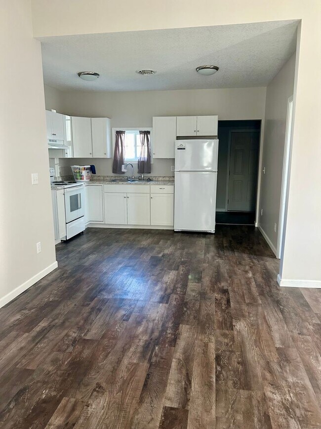 Building Photo - Recently Remodeled 3-Bed/1-Bath House in B...