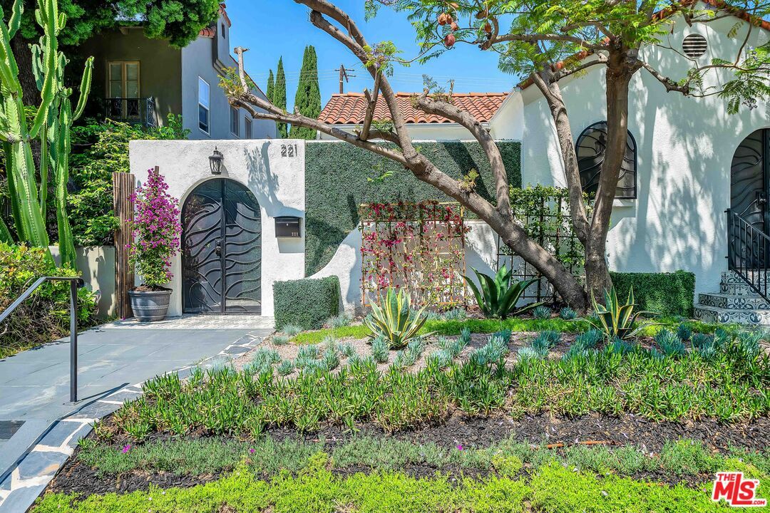 221 N Almont Dr, Beverly Hills, CA 90211 Room for Rent in Beverly