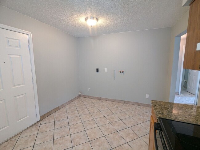 Foto del edificio - Spacious 2-Bedroom, 1-Bath First-Floor Condo for Rent.  Furry friends welcome!