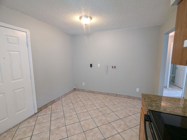 Building Photo - Spacious 2-Bedroom, 1-Bath First-Floor Condo for Rent.  Furry friends welcome!