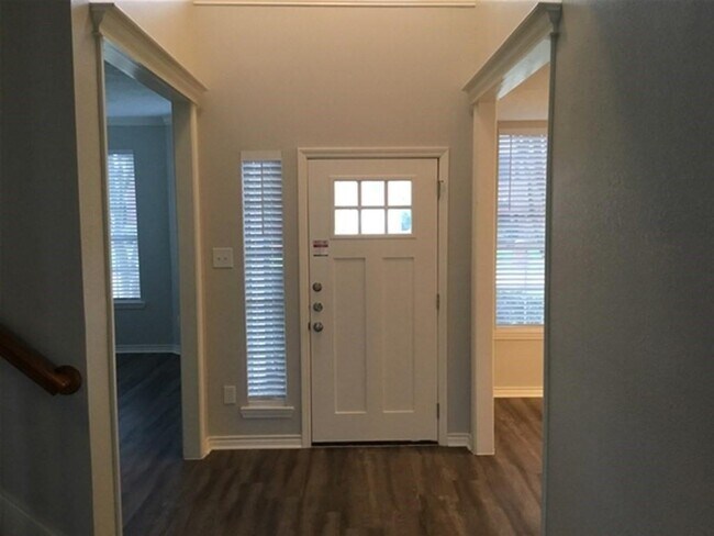 Building Photo - 3506 Pine Tree Dr