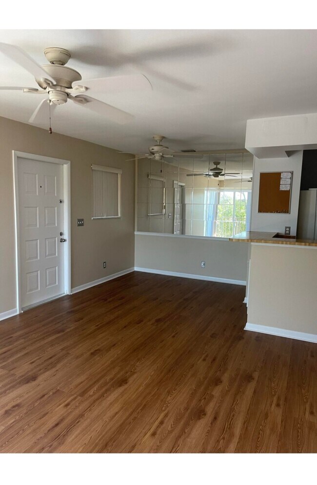 Building Photo - 1839 Fairview Villas Dr