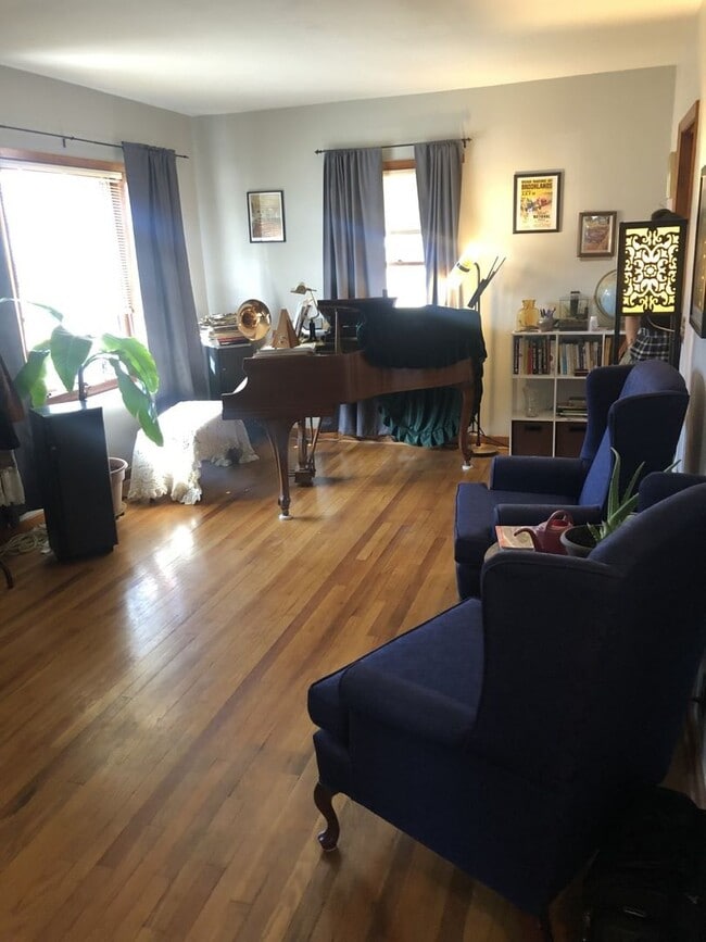 Building Photo - Three Bedroom In The Desired Hills and Dal...