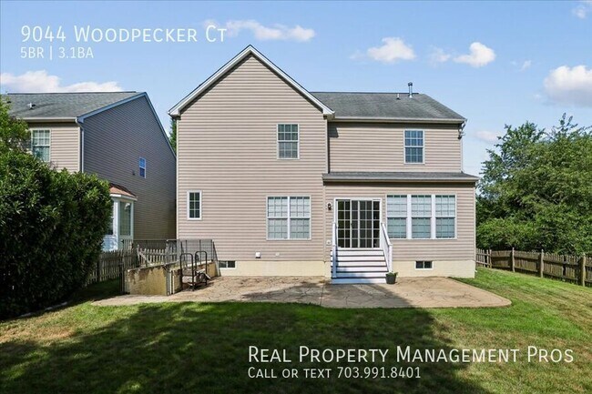Foto del edificio - 9044 Woodpecker Ct