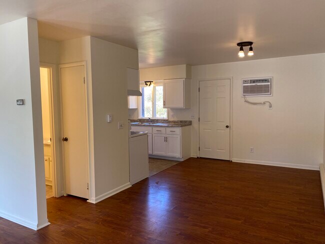 Foto del edificio - 22635 Hill St (1075 N. Ave.)
