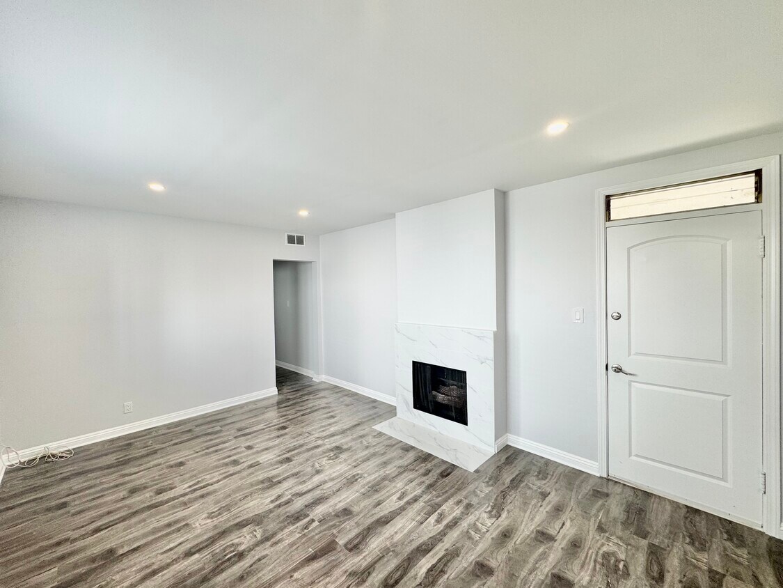 Primary Photo - 425 N Oakhurst Dr