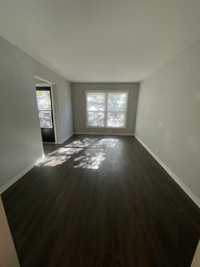 Building Photo - 2 Bedroom, 1 Bathroom with unfinished base...