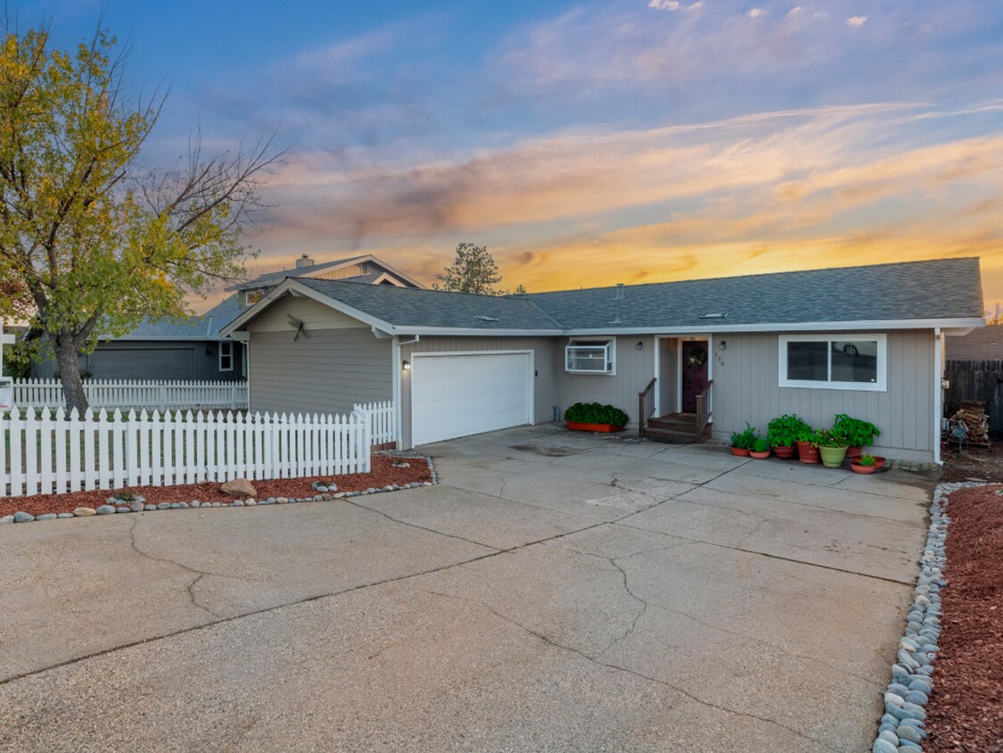 Foto principal - Recently Renovated 3 Bedroom 2 Bathroom Lo...