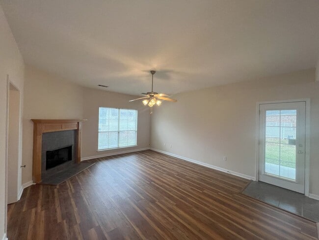 Building Photo - Beautiful Well Maintained home in South Point