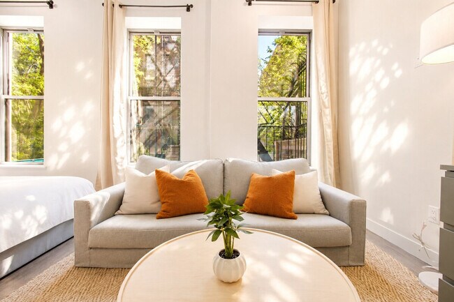Foto del edificio - 317 W 48th St