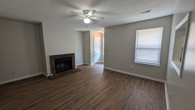 Building Photo - Spacious 2BD/2BA Duplex