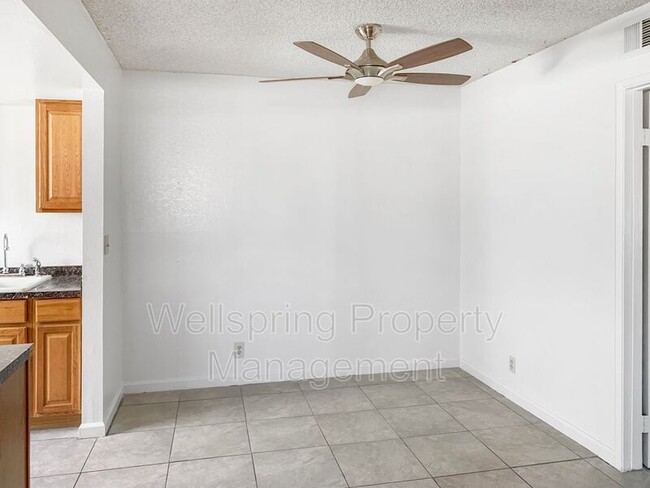 Building Photo - 726 N Sanders St