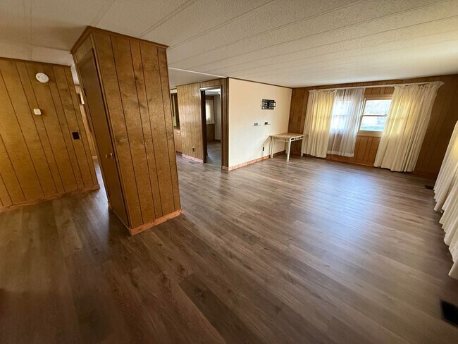 Foto del edificio - 4 Bed 2 Bath Home with 2 Car Garage, Large Private Fenced Yard. Lander, WY