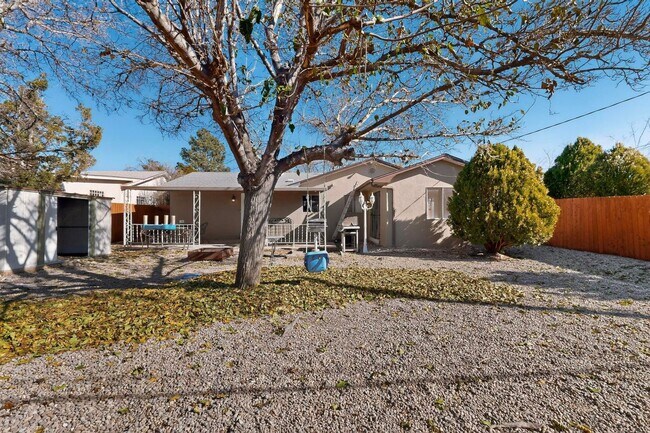 Foto del edificio - 3 Bedroom, 1.5 Bathroom Home! Ready to see the property in person? Call us at (505) 831-8700 to s...