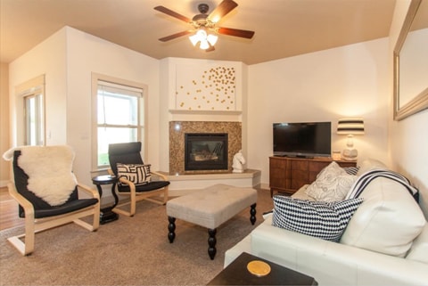 Great Room - 2014 E Mountain Man Dr