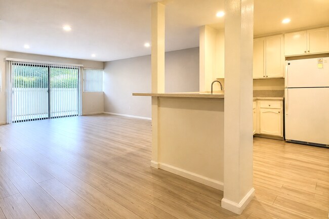 Building Photo - 2607 Pirineos Way