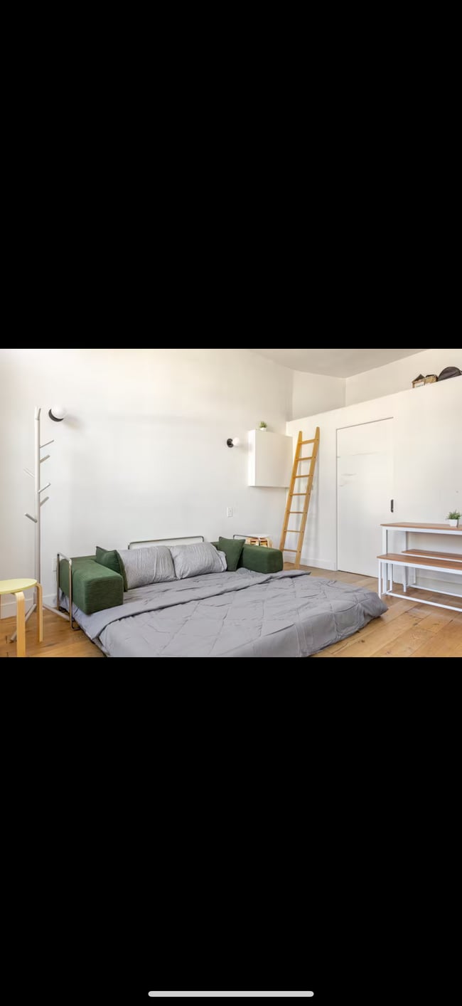 Building Photo - 1341 1/2 Lilac Ter