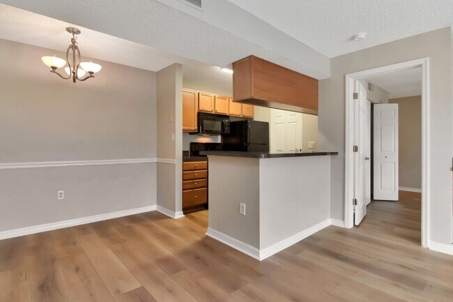 Building Photo - 2/2 condo in the heart of Brandon