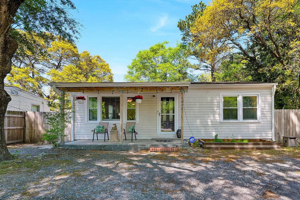 Primary Photo - PARK AVENUE - 4 BEDROOM - AVAILABLE APRIL 2026 - Students Welcome!