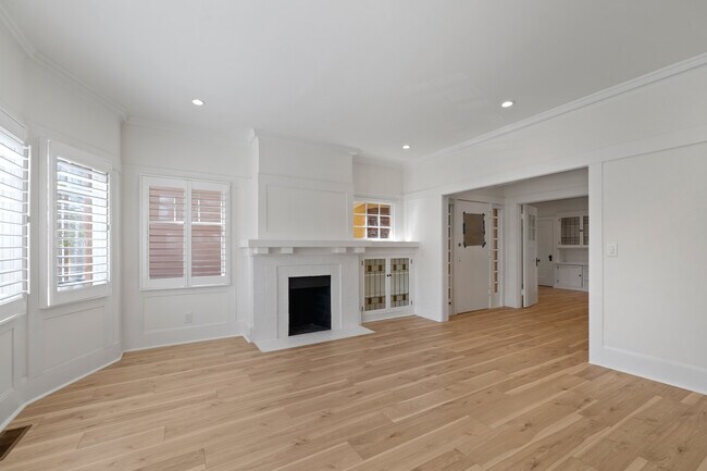 living rm - 4117 Howe St