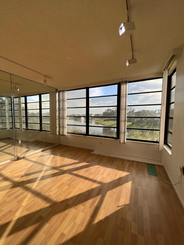 3520 Whitehall Dr Unit 206, West Palm Beach, FL 33401 Condo for Rent