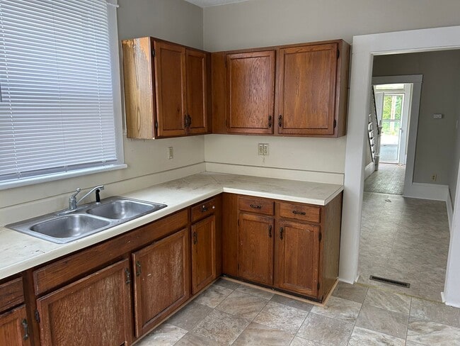 Building Photo - 4 bedroom/1 bath Home on 4th St